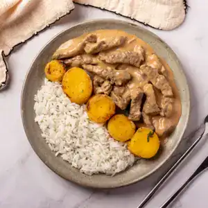 Strogonoff de filé mignon com arroz e batata baroa