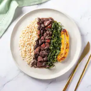 Feijoada com arroz integral, couve mineira e banana grelhada