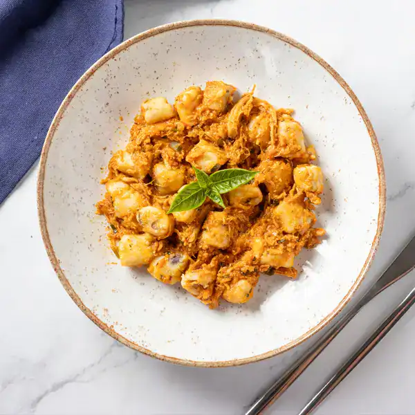 Nhoque de batata doce com frango desfiado ao molho pomodoro
