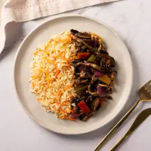 Cogumelos xadrez com arroz branco e cenoura