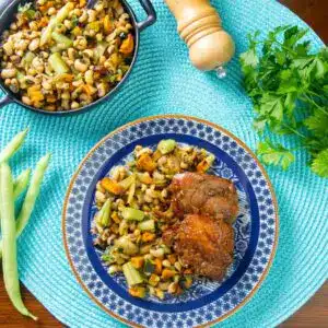 Sobrecoxa agridoce com feijão fradinho e legumes