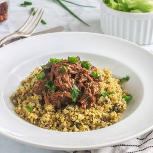 Carne de panela com quinoa e espinafre