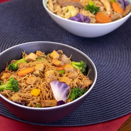 Yakissoba de bifum vegano com tofu em cubos e legumes