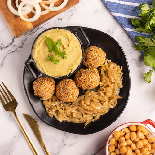 Bolinhos de proteina de soja assados com purê de ervilha e cebola caramelizada