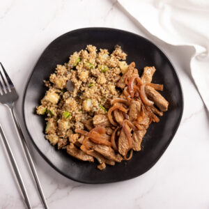 Carne de panela acebolada com quinoa e legumes