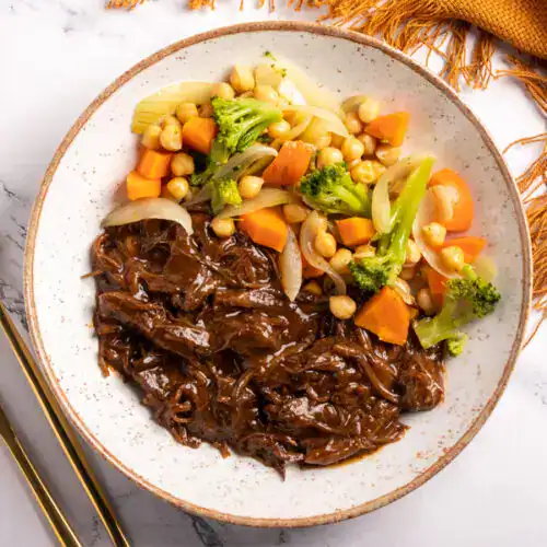 Carne desfiada ao molho whisky Jack daniels com legumes