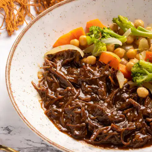 Carne desfiada ao molho whisky Jack daniels com legumes - Imagem 2