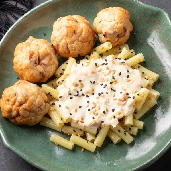 Almondega de frango com bacon e macarrão com creme de milho - Imagem 2