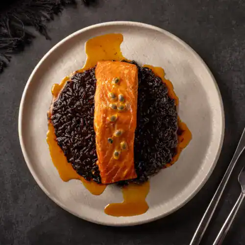 Salmão ao molho de maracujá com arroz negro