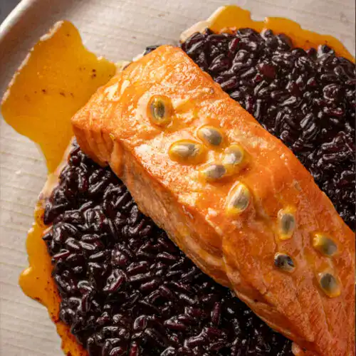 Salmão ao molho de maracujá com arroz negro - Imagem 2