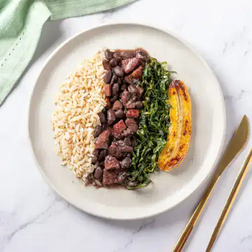 Feijoada com arroz integral, couve mineira e banana grelhada