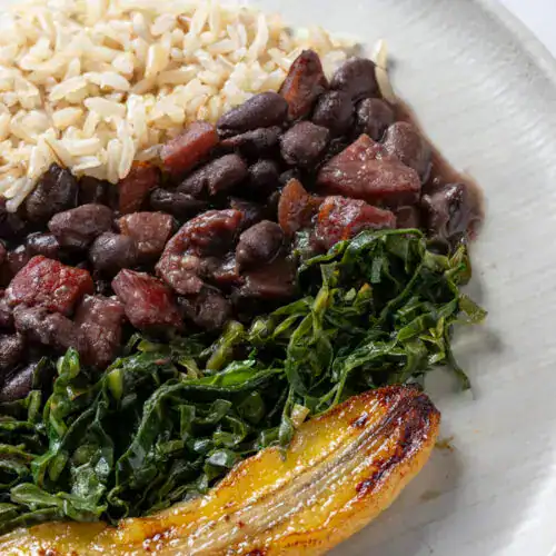 Feijoada com arroz integral, couve mineira e banana grelhada - Imagem 2