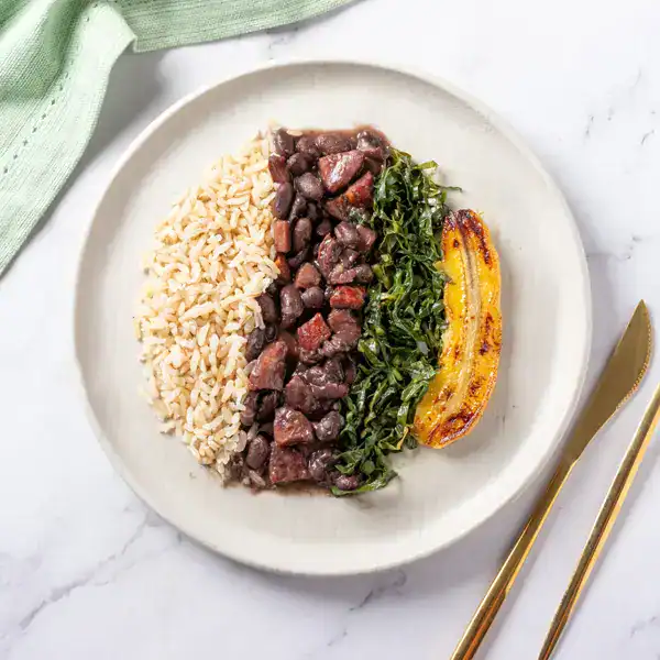 Feijoada com arroz integral, couve mineira e banana grelhada