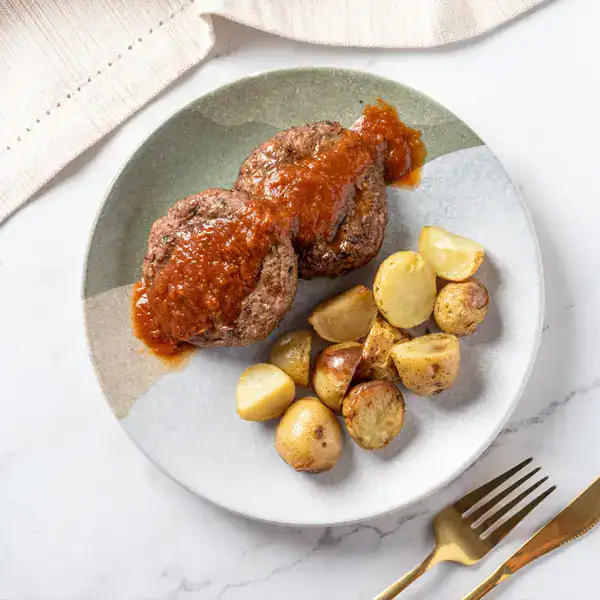 Hamburguer ao molho BBQ com batata assada