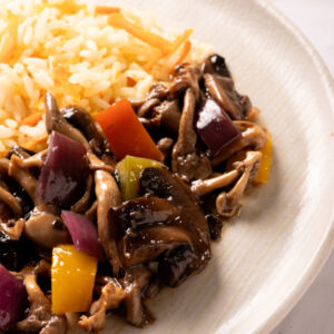 Cogumelos xadrez com arroz branco e cenoura