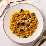 Risoto de abóbora com cogumelos, comida natural e saudável.