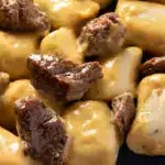 Nhoque de batata com filé mignon e molho de mostarda Dijon.