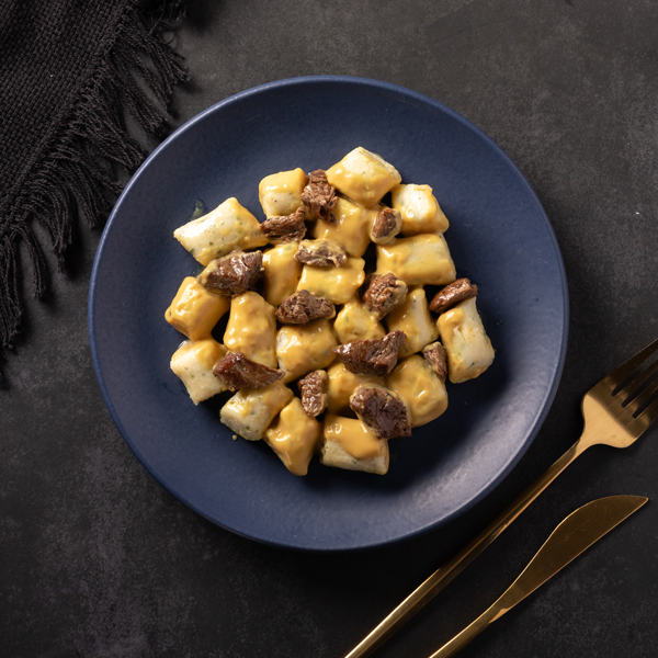 Nhoque de batata com filé mignon e mostarda dijon