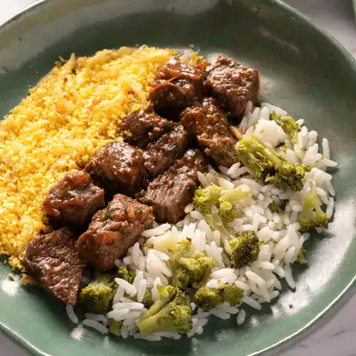 Prato com arroz, carne e brócolis, comida natural saudável.