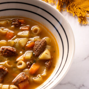 Sopa de carne com macarrão e legumes
