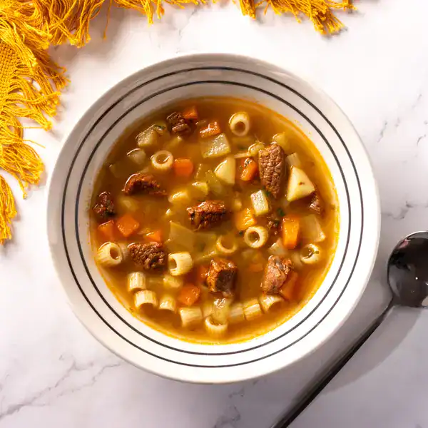 Sopa de carne com macarrão e legumes