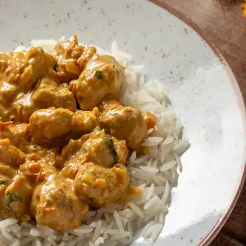 Frango ao curry com arroz basmati, comida natural e saudável.