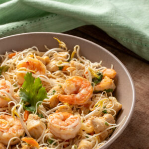 Pad Thai de camarão e frango