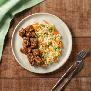 Panceta glaceada com arroz primavera