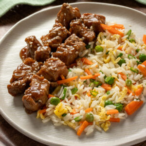 Panceta glaceada com arroz primavera