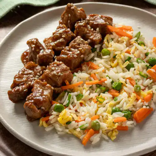 Mignon suíno glaceado com arroz primavera, comida saudável e saborosa.