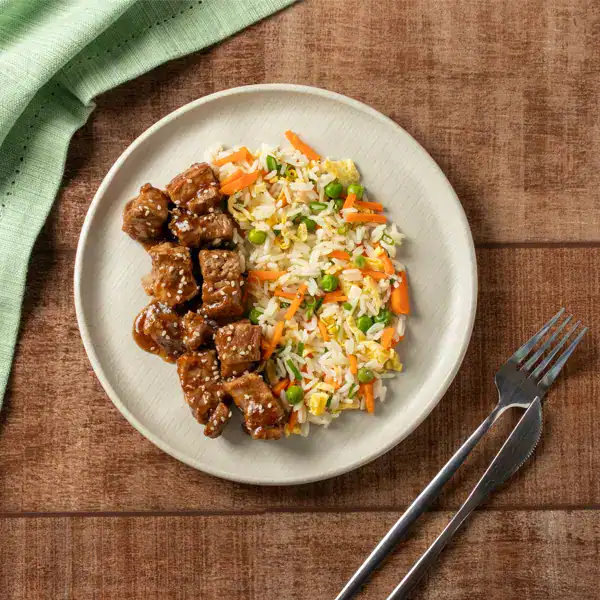 Mignon suíno glaceado com arroz primavera