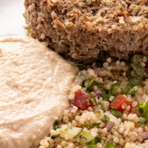 Kibe de carne com tabule de quinoa e hommus