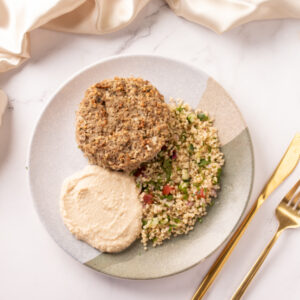 Kibe de carne com tabule de quinoa e hommus
