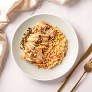 Sobrecoxa grelhada ao molho de limão siciliano com quinoa
