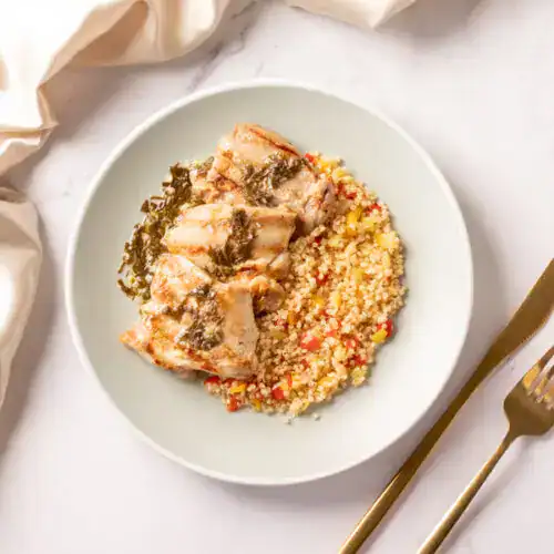 Sobrecoxa grelhada ao molho de limão siciliano com quinoa.