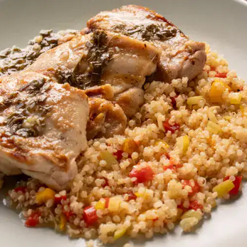 Sobrecoxa grelhada ao molho de limão siciliano com quinoa saudável.