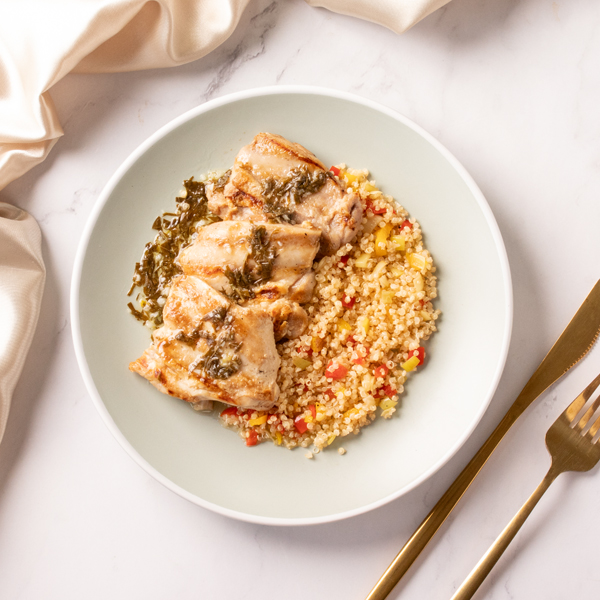 Sobrecoxa grelhada ao molho de limão siciliano com quinoa