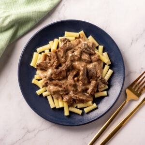 Macarrão ao molho funghi e carne