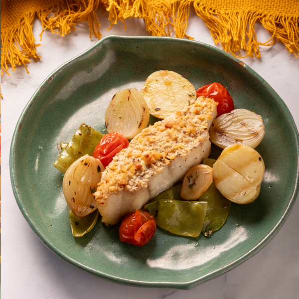 Filé de pescada com crosta de castanha e legumes