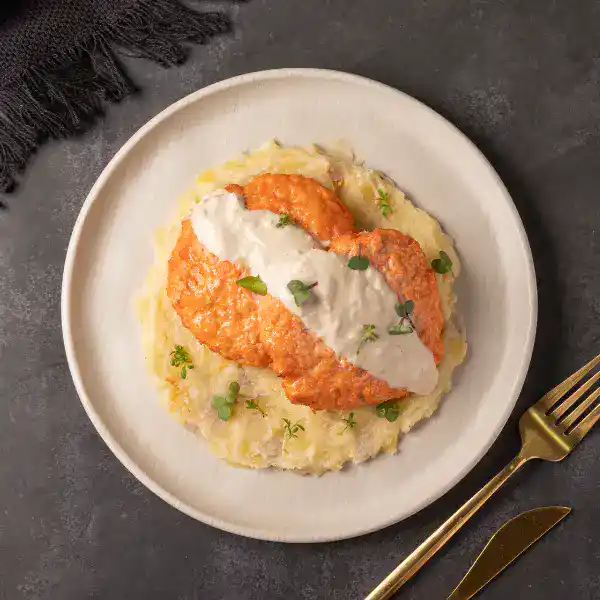 Hamburguer de salmão com purê de aipim e maionese vegan