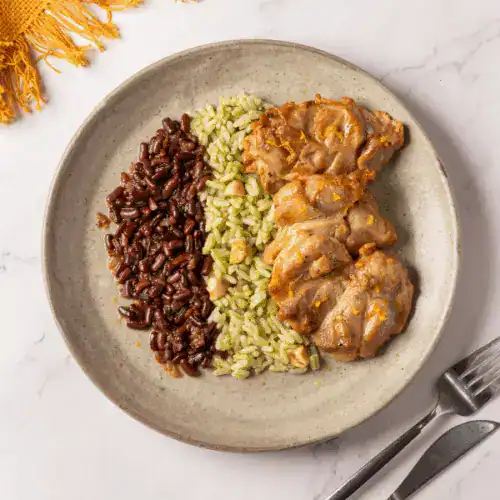 Prato de sobrecoxa assada, arroz com espinafre e feijão azuki.