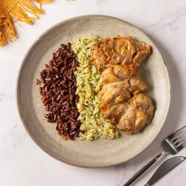 Sobrecoxa assada, arroz com espinafre e feijão azuki