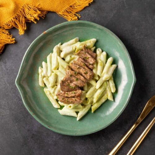 Alcatra com penne ao molho branco