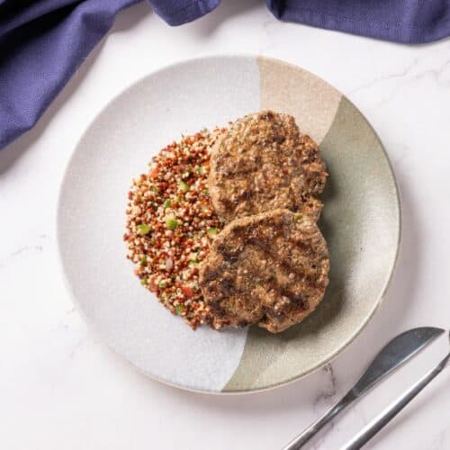 Hambúrguer de kafta ao molho de tahine com tabule de quinoa
