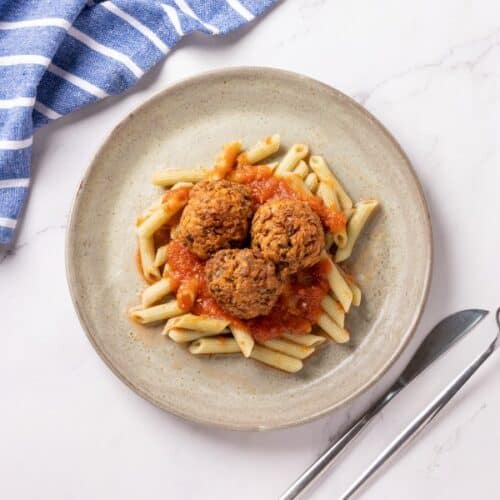 Almôndega de lentilha ao molho pomodoro com penne de espinafre