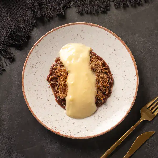 Escondidinho de costela com purê de aipim