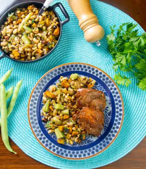 Prato de comida natural com legumes e carne, comida saudável e nutritiva.